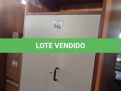 LOTE 640 - 01 ARMÁRIO EM MADEIRA COM 02 PORTAS E 04 PRATELEIRAS. (NO ESTADO) ATENÇÃO! FAZER A VISITAÇÃO ANTES DE ARREMATAR, NÃO SABEMOS SE FUNCIONA. LEILÃO NÃO TEM GARANTIA E NEM DEVOLUÇÃO, SUJEITO A POSSÍVEIS AVARIAS VISÍVEIS/OCULTAS E/OU AUSÊNCIA DE COMPONENTES.