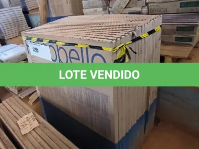LOTE 030 - 17 CAIXAS DE PORCELANATO SUPER DECK IMBUIA CLARA 90CM X 90CM APROXIMADAMENTE 27,54M²(NO ESTADO)(NO ESTADO)