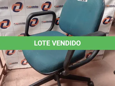 LOTE 625 - 01 CADEIRA DE ESCRITÓRIO COM BASE GIRATÓRIA NA COR VERDE E 01 GAVETEIRO EM MADEIRA COM 03 GAVETAS. (NO ESTADO) ATENÇÃO! FAZER A VISITAÇÃO ANTES DE ARREMATAR, NÃO SABEMOS SE FUNCIONA. LEILÃO NÃO TEM GARANTIA E NEM DEVOLUÇÃO, SUJEITO A POSSÍVEIS AVARIAS VISÍVEIS/OCULTAS E/OU AUSÊNCIA DE COMPONENTES.