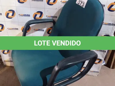 LOTE 573 -  01 CADEIRA DE ESCRITÓRIO COM BASE GIRATÓRIA NA COR VERDE. (NO ESTADO) ATENÇÃO! FAZER A VISITAÇÃO ANTES DE ARREMATAR, NÃO SABEMOS SE FUNCIONA. LEILÃO NÃO TEM GARANTIA E NEM DEVOLUÇÃO, SUJEITO A POSSÍVEIS AVARIAS VISÍVEIS/OCULTAS E/OU AUSÊNCIA DE COMPONENTES.