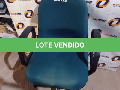 LOTE 573 -  01 CADEIRA DE ESCRITÓRIO COM BASE GIRATÓRIA NA COR VERDE. (NO ESTADO) ATENÇÃO! FAZER A VISITAÇÃO ANTES DE ARREMATAR, NÃO SABEMOS SE FUNCIONA. LEILÃO NÃO TEM GARANTIA E NEM DEVOLUÇÃO, SUJEITO A POSSÍVEIS AVARIAS VISÍVEIS/OCULTAS E/OU AUSÊNCIA DE COMPONENTES.