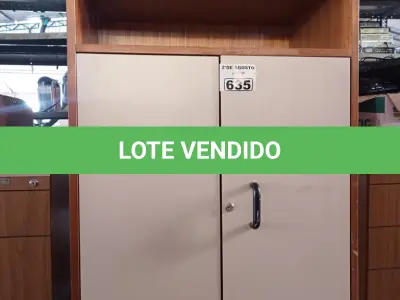 LOTE 635 - 01 ARMÁRIO EM MADEIRA COM 02 PORTAS E 05 PRATELEIRAS. (NO ESTADO) ATENÇÃO! FAZER A VISITAÇÃO ANTES DE ARREMATAR, NÃO SABEMOS SE FUNCIONA. LEILÃO NÃO TEM GARANTIA E NEM DEVOLUÇÃO, SUJEITO A POSSÍVEIS AVARIAS VISÍVEIS/OCULTAS E/OU AUSÊNCIA DE COMPONENTES.