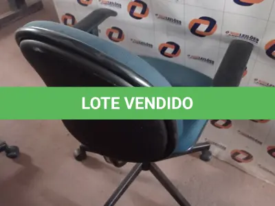 LOTE 585 -  01 CADEIRA DE ESCRITÓRIO COM BASE GIRATÓRIA NA COR VERDE. (NO ESTADO) ATENÇÃO! FAZER A VISITAÇÃO ANTES DE ARREMATAR, NÃO SABEMOS SE FUNCIONA. LEILÃO NÃO TEM GARANTIA E NEM DEVOLUÇÃO, SUJEITO A POSSÍVEIS AVARIAS VISÍVEIS/OCULTAS E/OU AUSÊNCIA DE COMPONENTES.