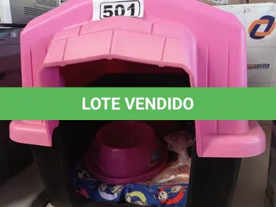 LOTE 501 - 01 CASINHA PARA PET COM COLCHÃO, 01 COMEDOURO, 01 BEBEDOURO E 01 KIT DE BRINQUEDOS. (NOVO) (NO ESTADO) ATENÇÃO! FAZER A VISITAÇÃO ANTES DE ARREMATAR, NÃO SABEMOS SE FUNCIONA. LEILÃO NÃO TEM GARANTIA E NEM DEVOLUÇÃO, SUJEITO A POSSÍVEIS AVARIAS VISÍVEIS/OCULTAS E/OU AUSÊNCIA DE COMPONENTES).