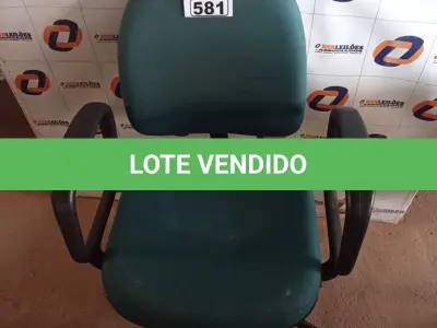 LOTE 581 -  01 CADEIRA DE ESCRITÓRIO COM BASE GIRATÓRIA NA COR VERDE. (NO ESTADO) ATENÇÃO! FAZER A VISITAÇÃO ANTES DE ARREMATAR, NÃO SABEMOS SE FUNCIONA. LEILÃO NÃO TEM GARANTIA E NEM DEVOLUÇÃO, SUJEITO A POSSÍVEIS AVARIAS VISÍVEIS/OCULTAS E/OU AUSÊNCIA DE COMPONENTES.