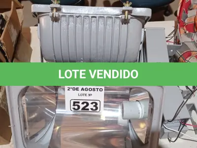 LOTE 523 - 02 LUMINÁRIAS DE PÁTIO COM 02 REATORES DE USO EXTERNO PARA LÂMPADA VAPOR METÁLICO 150W. (NO ESTADO) ATENÇÃO! FAZER A VISITAÇÃO ANTES DE ARREMATAR, NÃO SABEMOS SE FUNCIONA. LEILÃO NÃO TEM GARANTIA E NEM DEVOLUÇÃO, SUJEITO A POSSÍVEIS AVARIAS VISÍVEIS/OCULTAS E/OU AUSÊNCIA DE COMPONENTES).