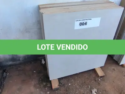 LOTE 004 - 13 CAIXAS DE PORCELANATO 90CM X 90CM APROXIMADAMENTE 21,06M² (NO ESTADO)
