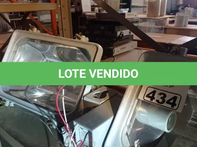 LOTE 434 - 02 LUMINÁRIAS DE PÁTIO COM 02 REATORES DE USO EXTERNO PARA LÂMPADA VAPOR METÁLICO 150W. (NO ESTADO) ATENÇÃO! FAZER A VISITAÇÃO ANTES DE ARREMATAR, NÃO SABEMOS SE FUNCIONA. LEILÃO NÃO TEM GARANTIA E NEM DEVOLUÇÃO, SUJEITO A POSSÍVEIS AVARIAS VISÍVEIS/OCULTAS E/OU AUSÊNCIA DE COMPONENTES).