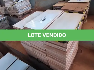 LOTE 041 - 01 LOTE COM REVESTIMENTO GLASS ACQUA 30CM X 60CM APROXIMADAMENTE 44,64M² (NO ESTADO)