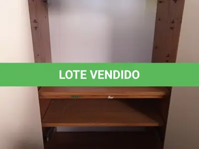 LOTE 604 - 01 ARMÁRIO EM MADEIRA COM 02 PORTAS E 04 PRATELEIRAS. (NO ESTADO) ATENÇÃO! FAZER A VISITAÇÃO ANTES DE ARREMATAR, NÃO SABEMOS SE FUNCIONA. LEILÃO NÃO TEM GARANTIA E NEM DEVOLUÇÃO, SUJEITO A POSSÍVEIS AVARIAS VISÍVEIS/OCULTAS E/OU AUSÊNCIA DE COMPONENTES.