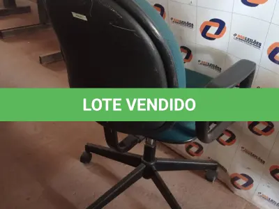 LOTE 581 -  01 CADEIRA DE ESCRITÓRIO COM BASE GIRATÓRIA NA COR VERDE. (NO ESTADO) ATENÇÃO! FAZER A VISITAÇÃO ANTES DE ARREMATAR, NÃO SABEMOS SE FUNCIONA. LEILÃO NÃO TEM GARANTIA E NEM DEVOLUÇÃO, SUJEITO A POSSÍVEIS AVARIAS VISÍVEIS/OCULTAS E/OU AUSÊNCIA DE COMPONENTES.