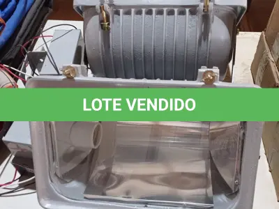 LOTE 523 - 02 LUMINÁRIAS DE PÁTIO COM 02 REATORES DE USO EXTERNO PARA LÂMPADA VAPOR METÁLICO 150W. (NO ESTADO) ATENÇÃO! FAZER A VISITAÇÃO ANTES DE ARREMATAR, NÃO SABEMOS SE FUNCIONA. LEILÃO NÃO TEM GARANTIA E NEM DEVOLUÇÃO, SUJEITO A POSSÍVEIS AVARIAS VISÍVEIS/OCULTAS E/OU AUSÊNCIA DE COMPONENTES).