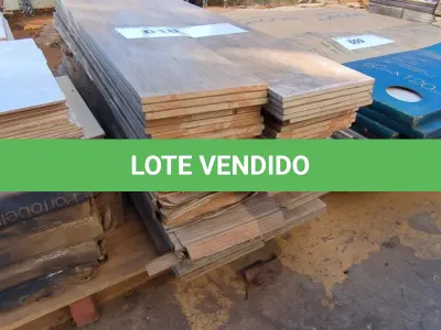 LOTE 010 - 01 LOTE COM REVESTIMENTO MARRON APROXIMADAMENTE 23,76M²(NO ESTADO)