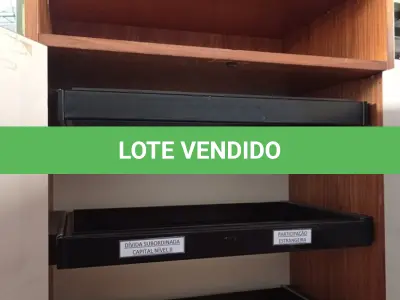 LOTE 649 - 01 ARMÁRIO EM MADEIRA PARA PASTA SUSPENSA. (NO ESTADO) ATENÇÃO! FAZER A VISITAÇÃO ANTES DE ARREMATAR, NÃO SABEMOS SE FUNCIONA. LEILÃO NÃO TEM GARANTIA E NEM DEVOLUÇÃO, SUJEITO A POSSÍVEIS AVARIAS VISÍVEIS/OCULTAS E/OU AUSÊNCIA DE COMPONENTES.