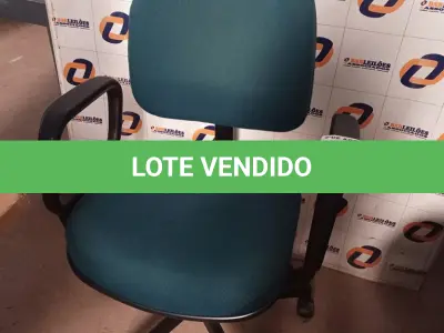 LOTE 601 -  01 CADEIRA DE ESCRITÓRIO COM BASE GIRATÓRIA NA COR VERDE. (NO ESTADO) ATENÇÃO! FAZER A VISITAÇÃO ANTES DE ARREMATAR, NÃO SABEMOS SE FUNCIONA. LEILÃO NÃO TEM GARANTIA E NEM DEVOLUÇÃO, SUJEITO A POSSÍVEIS AVARIAS VISÍVEIS/OCULTAS E/OU AUSÊNCIA DE COMPONENTES.