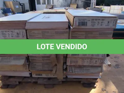 LOTE 024 - 20 CAIXAS DE REVESTIMENTO BRANCO 35,2CM X 59CM  APROXIMADAMENTE 25,92M²(NO ESTADO)