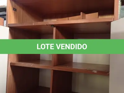 LOTE 626 - 01 ARMÁRIO EM MADEIRA COM 02 PORTAS 01 PRATELEIRA E NICHOS INTERNOS. (NO ESTADO) ATENÇÃO! FAZER A VISITAÇÃO ANTES DE ARREMATAR, NÃO SABEMOS SE FUNCIONA. LEILÃO NÃO TEM GARANTIA E NEM DEVOLUÇÃO, SUJEITO A POSSÍVEIS AVARIAS VISÍVEIS/OCULTAS E/OU AUSÊNCIA DE COMPONENTES.