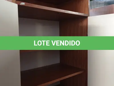 LOTE 640 - 01 ARMÁRIO EM MADEIRA COM 02 PORTAS E 04 PRATELEIRAS. (NO ESTADO) ATENÇÃO! FAZER A VISITAÇÃO ANTES DE ARREMATAR, NÃO SABEMOS SE FUNCIONA. LEILÃO NÃO TEM GARANTIA E NEM DEVOLUÇÃO, SUJEITO A POSSÍVEIS AVARIAS VISÍVEIS/OCULTAS E/OU AUSÊNCIA DE COMPONENTES.