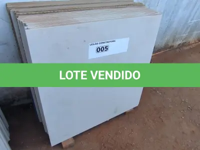 LOTE 005 - 15 CAIXAS DE PORCELANATO 90CM X 90CM APROXIMADAMENTE 24,30M² (NO ESTADO)