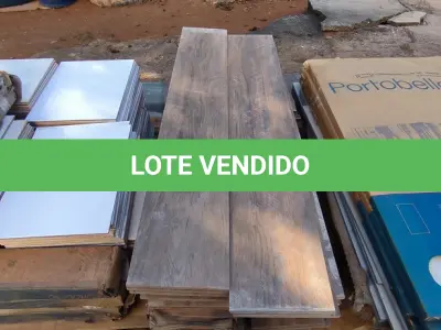 LOTE 010 - 01 LOTE COM REVESTIMENTO MARRON APROXIMADAMENTE 23,76M²(NO ESTADO)