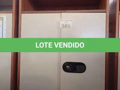 LOTE 586 - 01 ARMÁRIO EM MADEIRA COM 02 PORTAS E 04 PRATELEIRAS. (NO ESTADO) ATENÇÃO! FAZER A VISITAÇÃO ANTES DE ARREMATAR, NÃO SABEMOS SE FUNCIONA. LEILÃO NÃO TEM GARANTIA E NEM DEVOLUÇÃO, SUJEITO A POSSÍVEIS AVARIAS VISÍVEIS/OCULTAS E/OU AUSÊNCIA DE COMPONENTES.