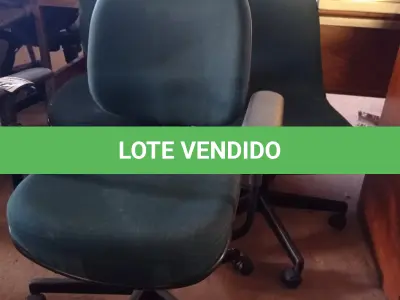 LOTE 660 - 03 CADEIRAS DE ESCRITÓRIO COM BASES GIRATÓRIAS NA COR VERDE. (NO ESTADO) ATENÇÃO! FAZER A VISITAÇÃO ANTES DE ARREMATAR, NÃO SABEMOS SE FUNCIONA. LEILÃO NÃO TEM GARANTIA E NEM DEVOLUÇÃO, SUJEITO A POSSÍVEIS AVARIAS VISÍVEIS/OCULTAS E/OU AUSÊNCIA DE COMPONENTES.
