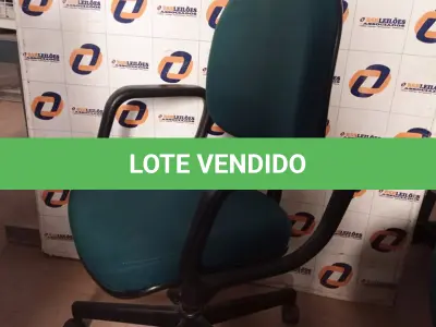 LOTE 601 -  01 CADEIRA DE ESCRITÓRIO COM BASE GIRATÓRIA NA COR VERDE. (NO ESTADO) ATENÇÃO! FAZER A VISITAÇÃO ANTES DE ARREMATAR, NÃO SABEMOS SE FUNCIONA. LEILÃO NÃO TEM GARANTIA E NEM DEVOLUÇÃO, SUJEITO A POSSÍVEIS AVARIAS VISÍVEIS/OCULTAS E/OU AUSÊNCIA DE COMPONENTES.