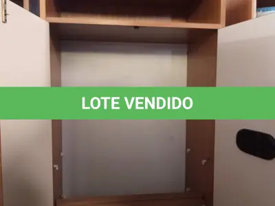 LOTE 597 - 01 ARMÁRIO EM MADEIRA COM 02 PORTAS E 04 PRATELEIRAS. (NO ESTADO) ATENÇÃO! FAZER A VISITAÇÃO ANTES DE ARREMATAR, NÃO SABEMOS SE FUNCIONA. LEILÃO NÃO TEM GARANTIA E NEM DEVOLUÇÃO, SUJEITO A POSSÍVEIS AVARIAS VISÍVEIS/OCULTAS E/OU AUSÊNCIA DE COMPONENTES.