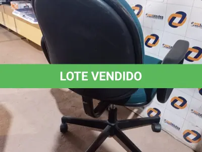 LOTE 580 -  01 CADEIRA DE ESCRITÓRIO COM BASE GIRATÓRIA NA COR VERDE. (NO ESTADO) ATENÇÃO! FAZER A VISITAÇÃO ANTES DE ARREMATAR, NÃO SABEMOS SE FUNCIONA. LEILÃO NÃO TEM GARANTIA E NEM DEVOLUÇÃO, SUJEITO A POSSÍVEIS AVARIAS VISÍVEIS/OCULTAS E/OU AUSÊNCIA DE COMPONENTES.