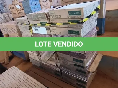 LOTE 031 - 34 CAIXAS COM REVESTIMENTO BRANCO 40 CM X 40CM APROXIMADAMENTE 72,80M²(NO ESTADO)