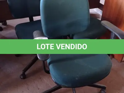 LOTE 660 - 03 CADEIRAS DE ESCRITÓRIO COM BASES GIRATÓRIAS NA COR VERDE. (NO ESTADO) ATENÇÃO! FAZER A VISITAÇÃO ANTES DE ARREMATAR, NÃO SABEMOS SE FUNCIONA. LEILÃO NÃO TEM GARANTIA E NEM DEVOLUÇÃO, SUJEITO A POSSÍVEIS AVARIAS VISÍVEIS/OCULTAS E/OU AUSÊNCIA DE COMPONENTES.