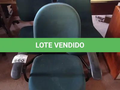 LOTE 660 - 03 CADEIRAS DE ESCRITÓRIO COM BASES GIRATÓRIAS NA COR VERDE. (NO ESTADO) ATENÇÃO! FAZER A VISITAÇÃO ANTES DE ARREMATAR, NÃO SABEMOS SE FUNCIONA. LEILÃO NÃO TEM GARANTIA E NEM DEVOLUÇÃO, SUJEITO A POSSÍVEIS AVARIAS VISÍVEIS/OCULTAS E/OU AUSÊNCIA DE COMPONENTES.