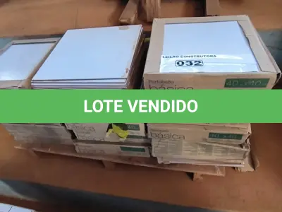 LOTE 032 - 16 CAIXAS COM REVESTIMENTO BRANCO 40CM X 40CM APROXIMADAMENTE 35,36M²(NO ESTADO)