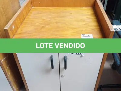 LOTE 615 - 01 ARMÁRIO BAIXO EM MADEIRA COM 02 PORTAS E 01 PRATELEIRA. (NO ESTADO) ATENÇÃO! FAZER A VISITAÇÃO ANTES DE ARREMATAR, NÃO SABEMOS SE FUNCIONA. LEILÃO NÃO TEM GARANTIA E NEM DEVOLUÇÃO, SUJEITO A POSSÍVEIS AVARIAS VISÍVEIS/OCULTAS E/OU AUSÊNCIA DE COMPONENTES.