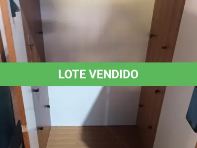 LOTE 574 - 01 ARMÁRIO EM MADEIRA COM 02 PORTAS E 01 PRATELEIRA. (NO ESTADO) ATENÇÃO! FAZER A VISITAÇÃO ANTES DE ARREMATAR, NÃO SABEMOS SE FUNCIONA. LEILÃO NÃO TEM GARANTIA E NEM DEVOLUÇÃO, SUJEITO A POSSÍVEIS AVARIAS VISÍVEIS/OCULTAS E/OU AUSÊNCIA DE COMPONENTES.