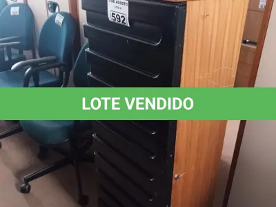 LOTE 592 - 01 ARMÁRIO EM MADEIRA. (NO ESTADO) ATENÇÃO! FAZER A VISITAÇÃO ANTES DE ARREMATAR, NÃO SABEMOS SE FUNCIONA. LEILÃO NÃO TEM GARANTIA E NEM DEVOLUÇÃO, SUJEITO A POSSÍVEIS AVARIAS VISÍVEIS/OCULTAS E/OU AUSÊNCIA DE COMPONENTES.