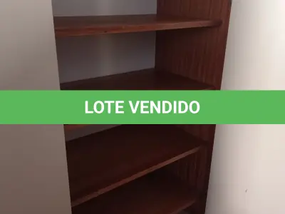 LOTE 640 - 01 ARMÁRIO EM MADEIRA COM 02 PORTAS E 04 PRATELEIRAS. (NO ESTADO) ATENÇÃO! FAZER A VISITAÇÃO ANTES DE ARREMATAR, NÃO SABEMOS SE FUNCIONA. LEILÃO NÃO TEM GARANTIA E NEM DEVOLUÇÃO, SUJEITO A POSSÍVEIS AVARIAS VISÍVEIS/OCULTAS E/OU AUSÊNCIA DE COMPONENTES.