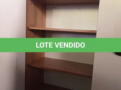 LOTE 594 - 01 ARMÁRIO EM MADEIRA COM 02 PORTAS E 03 PRATELEIRAS. (NO ESTADO) ATENÇÃO! FAZER A VISITAÇÃO ANTES DE ARREMATAR, NÃO SABEMOS SE FUNCIONA. LEILÃO NÃO TEM GARANTIA E NEM DEVOLUÇÃO, SUJEITO A POSSÍVEIS AVARIAS VISÍVEIS/OCULTAS E/OU AUSÊNCIA DE COMPONENTES.