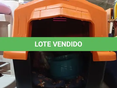 LOTE 521 - 01 CASINHA PARA PET COM COLCHÃO, 01 COMEDOURO, 01 BEBEDOURO E 01 KIT DE BRINQUEDOS. (NOVO) (NO ESTADO) ATENÇÃO! FAZER A VISITAÇÃO ANTES DE ARREMATAR, NÃO SABEMOS SE FUNCIONA. LEILÃO NÃO TEM GARANTIA E NEM DEVOLUÇÃO, SUJEITO A POSSÍVEIS AVARIAS VISÍVEIS/OCULTAS E/OU AUSÊNCIA DE COMPONENTES).