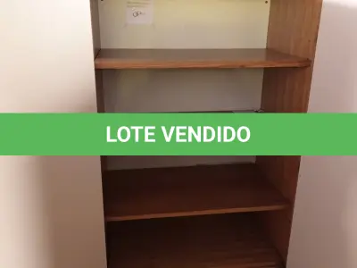 LOTE 635 - 01 ARMÁRIO EM MADEIRA COM 02 PORTAS E 05 PRATELEIRAS. (NO ESTADO) ATENÇÃO! FAZER A VISITAÇÃO ANTES DE ARREMATAR, NÃO SABEMOS SE FUNCIONA. LEILÃO NÃO TEM GARANTIA E NEM DEVOLUÇÃO, SUJEITO A POSSÍVEIS AVARIAS VISÍVEIS/OCULTAS E/OU AUSÊNCIA DE COMPONENTES.
