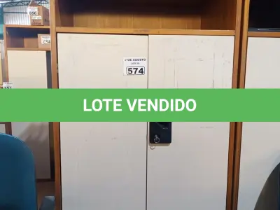 LOTE 574 - 01 ARMÁRIO EM MADEIRA COM 02 PORTAS E 01 PRATELEIRA. (NO ESTADO) ATENÇÃO! FAZER A VISITAÇÃO ANTES DE ARREMATAR, NÃO SABEMOS SE FUNCIONA. LEILÃO NÃO TEM GARANTIA E NEM DEVOLUÇÃO, SUJEITO A POSSÍVEIS AVARIAS VISÍVEIS/OCULTAS E/OU AUSÊNCIA DE COMPONENTES.