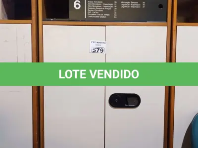LOTE 579 - 01 ARMÁRIO EM MADEIRA COM 02 PORTAS E 03 PRATELEIRAS. (NO ESTADO) ATENÇÃO! FAZER A VISITAÇÃO ANTES DE ARREMATAR, NÃO SABEMOS SE FUNCIONA. LEILÃO NÃO TEM GARANTIA E NEM DEVOLUÇÃO, SUJEITO A POSSÍVEIS AVARIAS VISÍVEIS/OCULTAS E/OU AUSÊNCIA DE COMPONENTES.