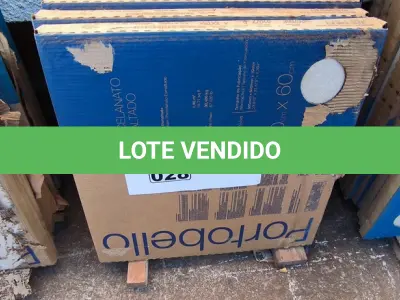 LOTE 028 - 08 CAIXAS DE PORCELANATO  MARMORE CREMA 60CM X60CM  APROXIMADAMENTE 11,52M²(NO ESTADO)