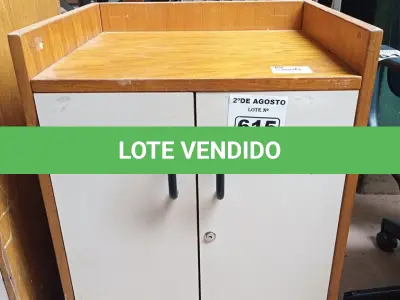 LOTE 615 - 01 ARMÁRIO BAIXO EM MADEIRA COM 02 PORTAS E 01 PRATELEIRA. (NO ESTADO) ATENÇÃO! FAZER A VISITAÇÃO ANTES DE ARREMATAR, NÃO SABEMOS SE FUNCIONA. LEILÃO NÃO TEM GARANTIA E NEM DEVOLUÇÃO, SUJEITO A POSSÍVEIS AVARIAS VISÍVEIS/OCULTAS E/OU AUSÊNCIA DE COMPONENTES.