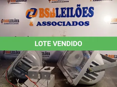 LOTE 481 - 02 LUMINÁRIAS DE PÁTIO COM 02 REATORES DE USO EXTERNO PARA LÂMPADA VAPOR METÁLICO 150W. (NO ESTADO) ATENÇÃO! FAZER A VISITAÇÃO ANTES DE ARREMATAR, NÃO SABEMOS SE FUNCIONA. LEILÃO NÃO TEM GARANTIA E NEM DEVOLUÇÃO, SUJEITO A POSSÍVEIS AVARIAS VISÍVEIS/OCULTAS E/OU AUSÊNCIA DE COMPONENTES).