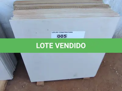 LOTE 005 - 15 CAIXAS DE PORCELANATO 90CM X 90CM APROXIMADAMENTE 24,30M² (NO ESTADO)