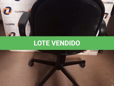LOTE 596 -  01 CADEIRA DE ESCRITÓRIO COM BASE GIRATÓRIA NA COR VERDE. (NO ESTADO) ATENÇÃO! FAZER A VISITAÇÃO ANTES DE ARREMATAR, NÃO SABEMOS SE FUNCIONA. LEILÃO NÃO TEM GARANTIA E NEM DEVOLUÇÃO, SUJEITO A POSSÍVEIS AVARIAS VISÍVEIS/OCULTAS E/OU AUSÊNCIA DE COMPONENTES.