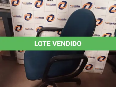 LOTE 599 -  01 CADEIRA DE ESCRITÓRIO COM BASE GIRATÓRIA NA COR VERDE. (NO ESTADO) ATENÇÃO! FAZER A VISITAÇÃO ANTES DE ARREMATAR, NÃO SABEMOS SE FUNCIONA. LEILÃO NÃO TEM GARANTIA E NEM DEVOLUÇÃO, SUJEITO A POSSÍVEIS AVARIAS VISÍVEIS/OCULTAS E/OU AUSÊNCIA DE COMPONENTES.