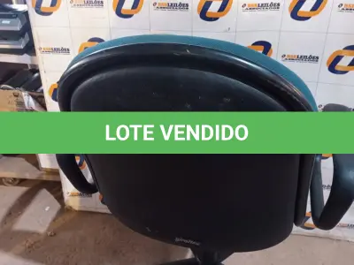 LOTE 573 -  01 CADEIRA DE ESCRITÓRIO COM BASE GIRATÓRIA NA COR VERDE. (NO ESTADO) ATENÇÃO! FAZER A VISITAÇÃO ANTES DE ARREMATAR, NÃO SABEMOS SE FUNCIONA. LEILÃO NÃO TEM GARANTIA E NEM DEVOLUÇÃO, SUJEITO A POSSÍVEIS AVARIAS VISÍVEIS/OCULTAS E/OU AUSÊNCIA DE COMPONENTES.