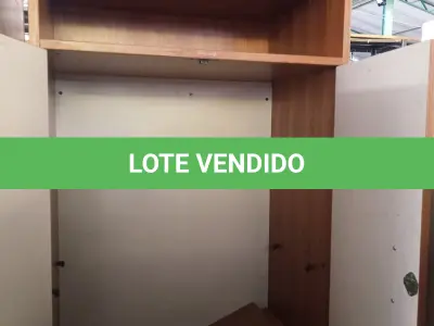 LOTE 590 - 01 ARMÁRIO EM MADEIRA COM 02 PORTAS E 04 PRATELEIRAS. (NO ESTADO) ATENÇÃO! FAZER A VISITAÇÃO ANTES DE ARREMATAR, NÃO SABEMOS SE FUNCIONA. LEILÃO NÃO TEM GARANTIA E NEM DEVOLUÇÃO, SUJEITO A POSSÍVEIS AVARIAS VISÍVEIS/OCULTAS E/OU AUSÊNCIA DE COMPONENTES.